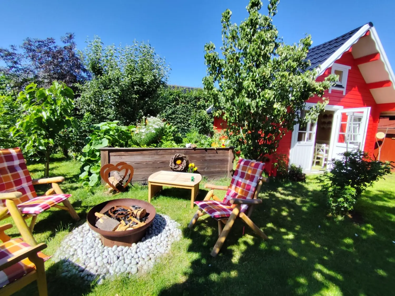 Naturwerkstatt, Schweden, Nordic, Workshop Kräuter, nordisch, Bauerngarten anlegen, Kreatives Gestalten mit Naturmaterialien, Feuerkochen, Pflege & Wellness, Blütenöl, Heilsalben herstellen, Hasetal, Artland, Lappland, Menslage, Dog, Yoda, Tierschutzhund, Gartenführung,Haus von Naturwerkstatt Lille Lönneberga