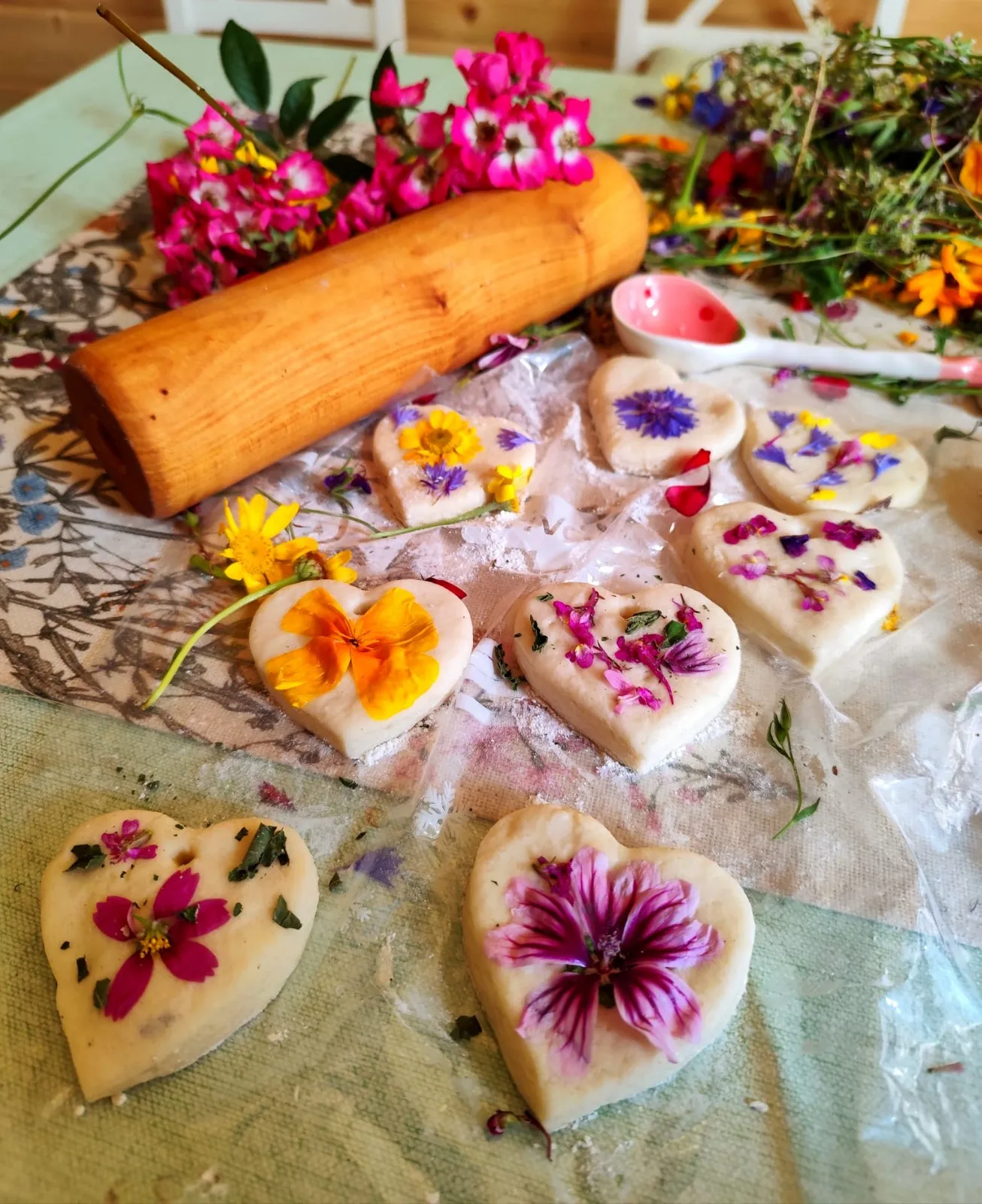 Naturwerkstatt, Schweden, Nordic, Workshop Kräuter, nordisch, Bauerngarten anlegen, Kreatives Gestalten mit Naturmaterialien, Feuerkochen, Pflege & Wellness, Blütenöl, Heilsalben herstellen, Hasetal, Artland, Lappland, Menslage, Dog, Yoda, Tierschutzhund, Gartenführung, Kreatives Gestalten mit Naturmaterialien